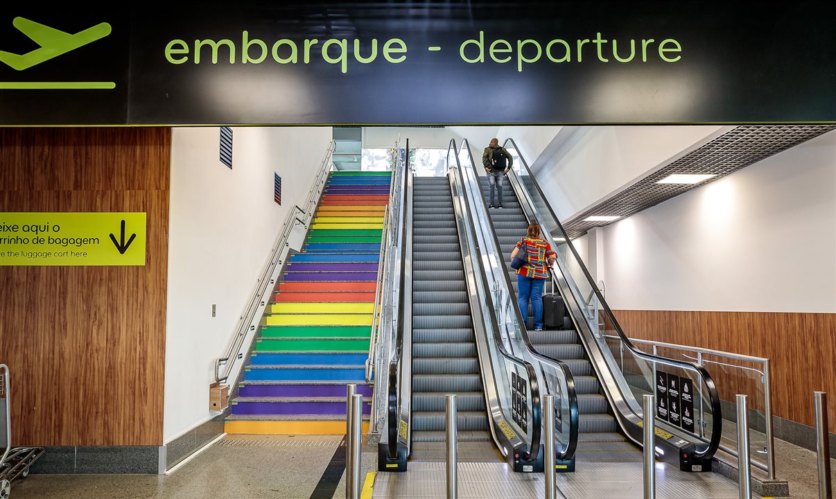 Além do arco-íris nas escadas, o Aeroporto também está promovendo lives e campanhas nas redes sociais