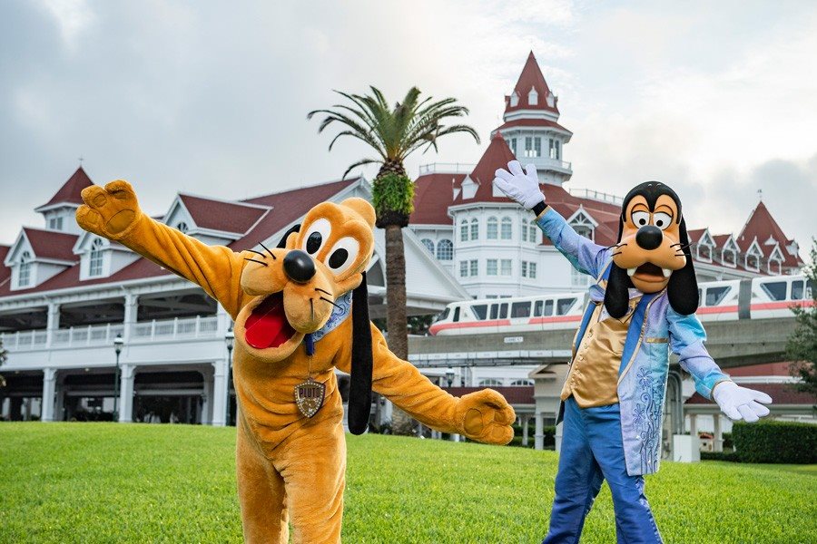 Pateta e Pluto visitarão os hotéis Disney também como parte das comemorações