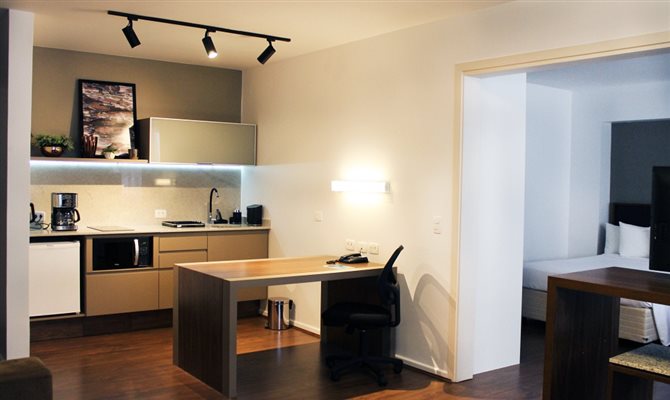 Os apartamentos adaptados receberam reforma com a instalação de cozinhas com armários, eletrodomésticos e utensílios em geral