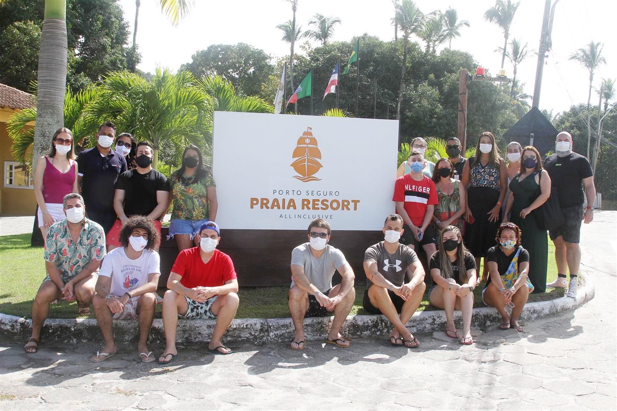 Grupo de agentes de viagens mineiros posa para foto em frente ao Porto Seguro Praia Resort