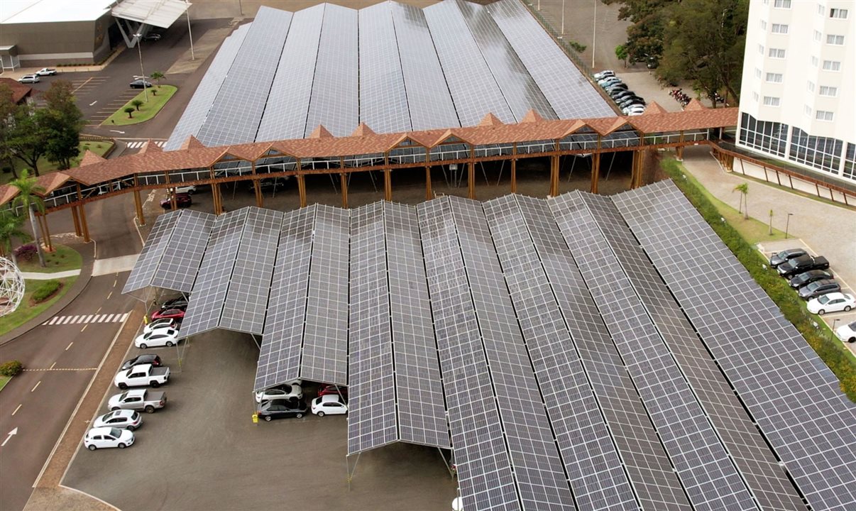 A usina de energia solar tem capacidade para abastecer todo o resort