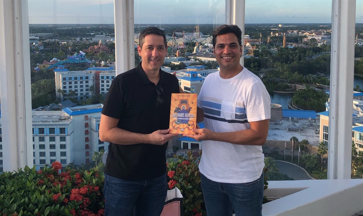 Marcos Barros Filho, vice-presidente da Universal para América Latina, recebeu o autor do livro, Fabio Trabulsi Ashcar