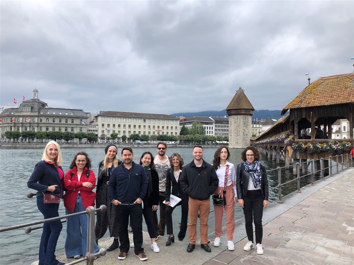Grupo posa no principal cartão postal de Lucerna, a Ponte da Capela