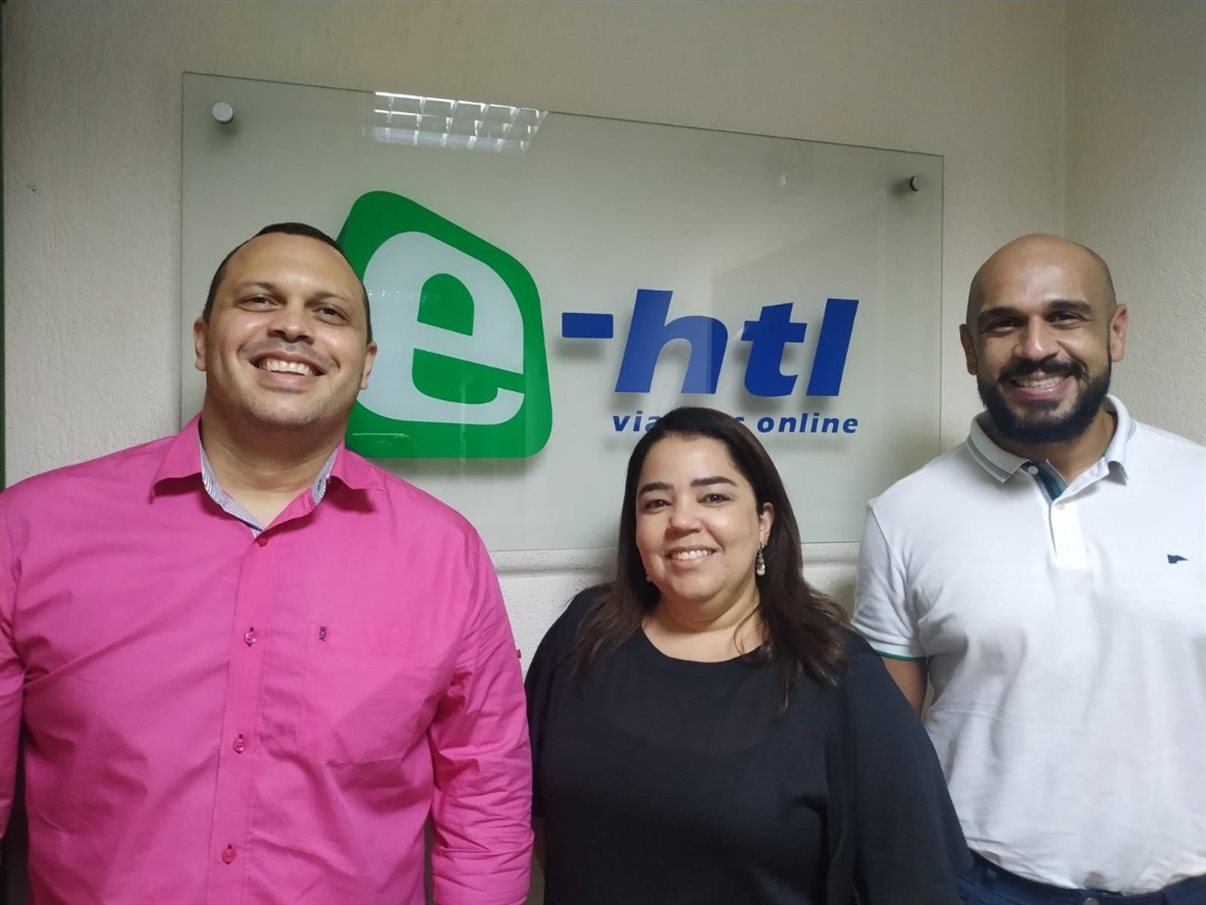 Renato Lima, que já trabalhava na E-HTL no Nordeste, coordena a chegada dos novos contratados: Carolina Cardim e Carlos Lima