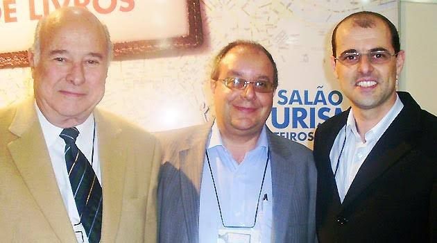 Aqui com Guillermo Alcorta, da PANROTAS, professores Alexandre Panosso e Luiz Trigo também são coautores do artigo