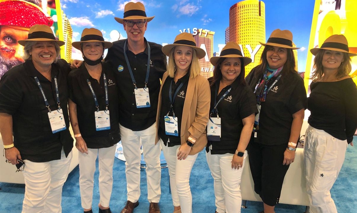 O presidente do Visit Tampa Bay, Santiago Corrada, à esquerda, com seu time, incluindo Stefanie Zinke, ao centro, e Marisol Berrio, terceira à direita