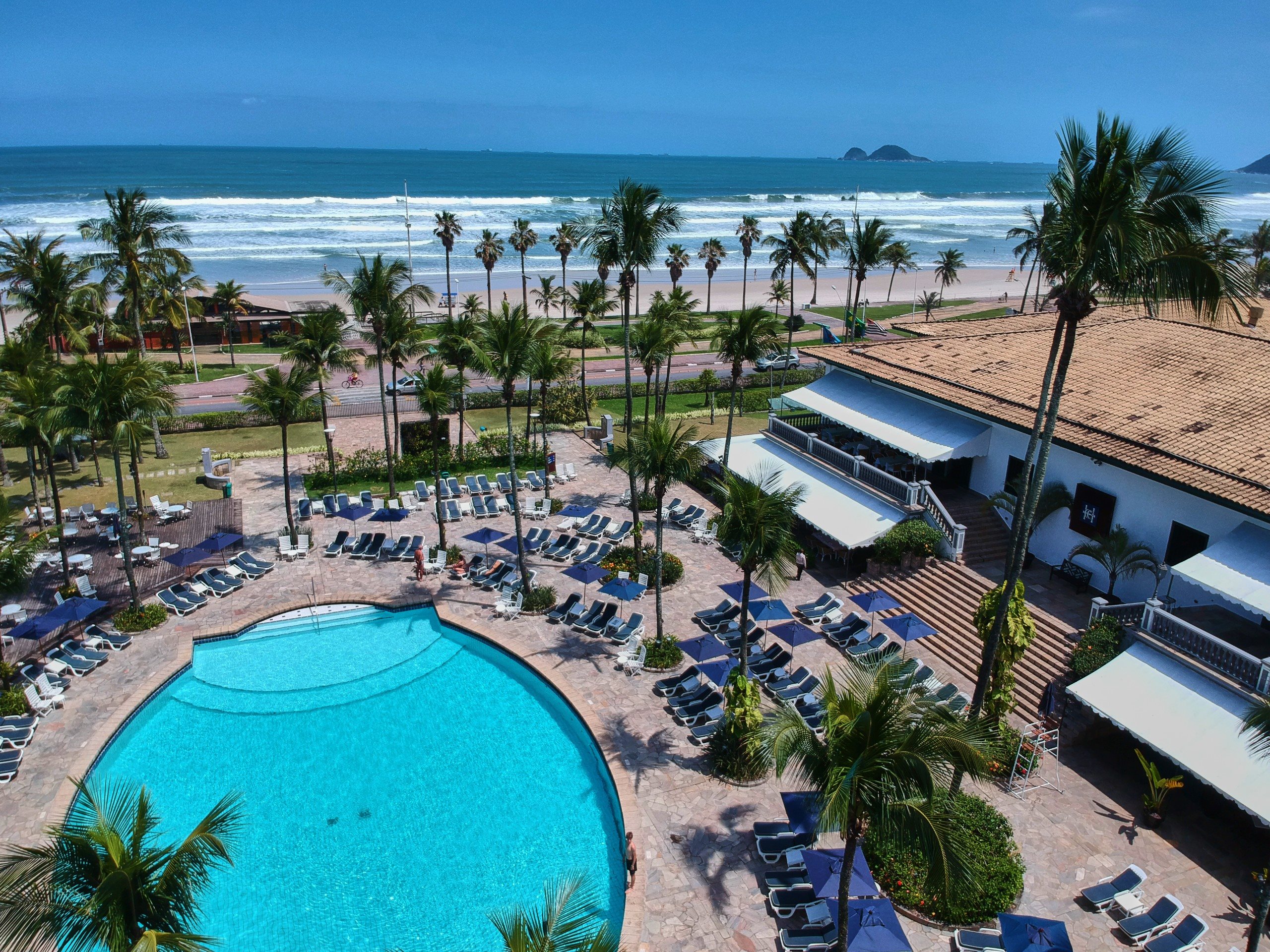 O resort conta com piscinas climatizadas, cinema, academia, quadras de tênis e mais