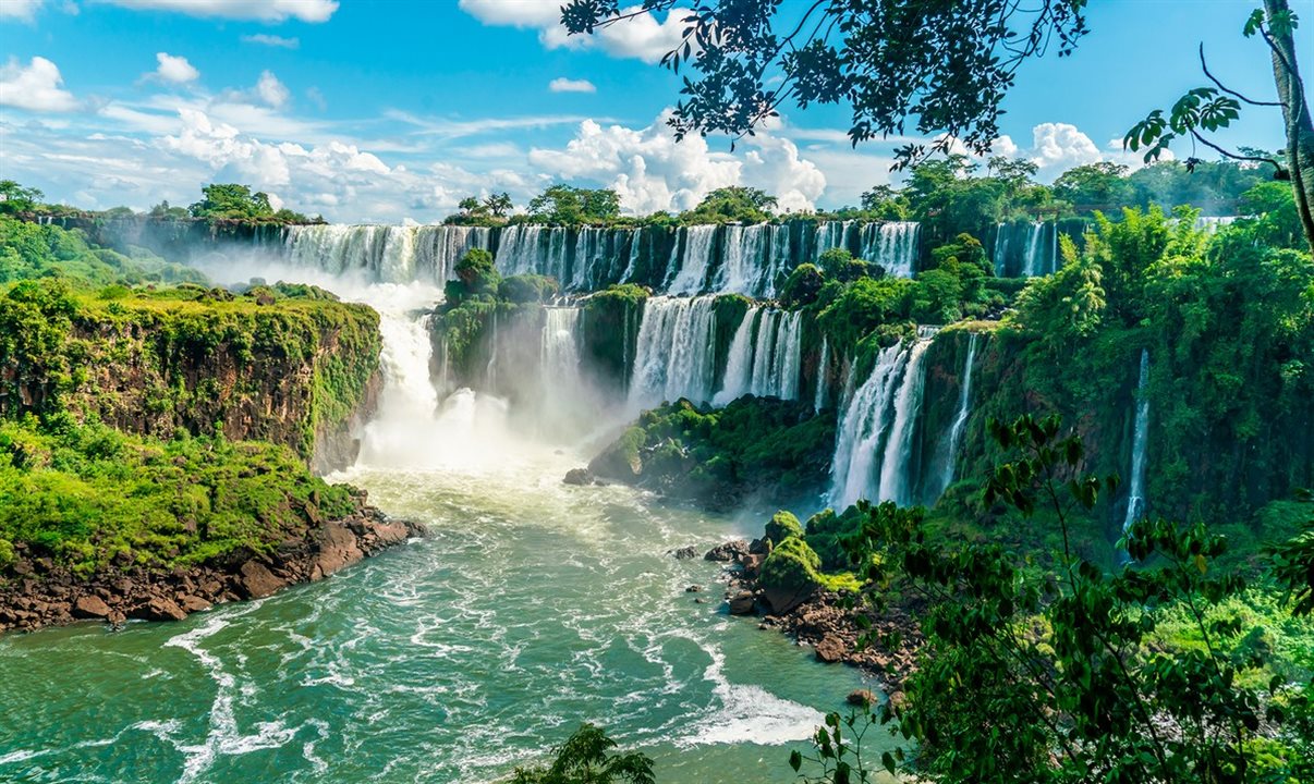 Foz do Iguaçu dispõe de trilhas e tours de helicóptero
