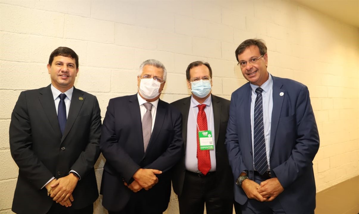 Carlos Brito (presidente da Embratur), Bacelar (deputado federal), Maurício Bacellar (secretário de Turismo da Bahia) e Gilson Machado (ministro do Turismo)