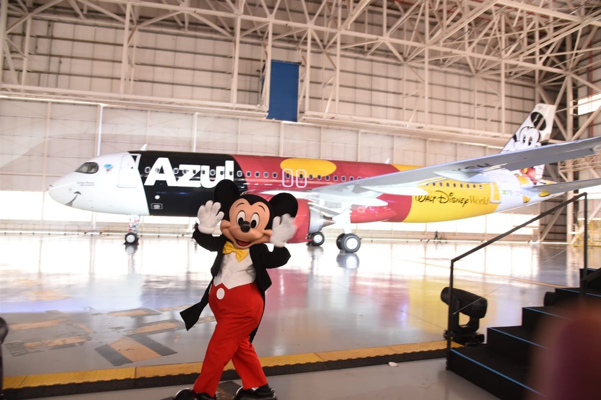 Mickey Mouse apresenta a aeronave da Azul em sua homenagem