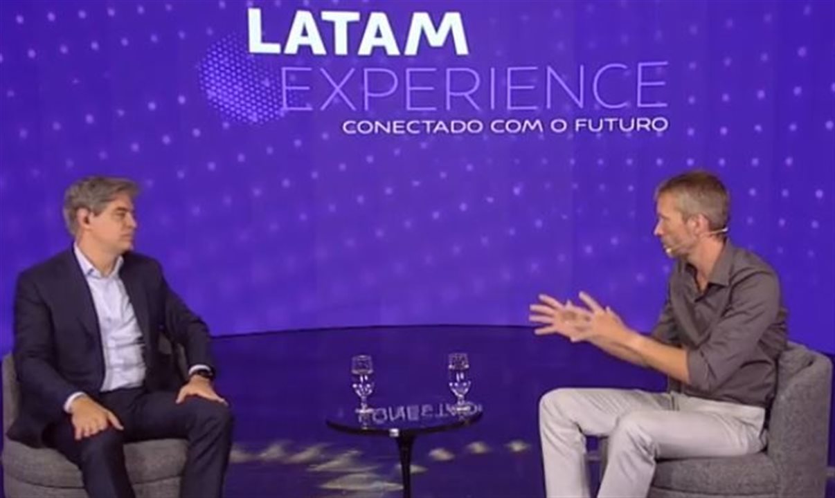 O economista Ricardo Amorim e o CEO da Latam Brasil, Jerome Cadier, em painel do Latam Experience