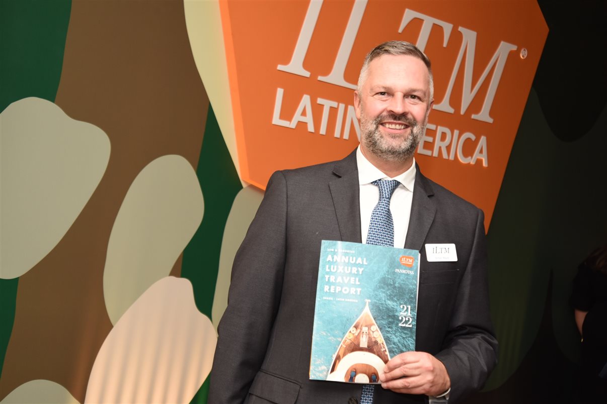 Simon Mayle, diretor da ILTM Latin America, com o Annual Luxury Travel Report 2021/2022, feito em uma parceria PANROTAS e ILTM 