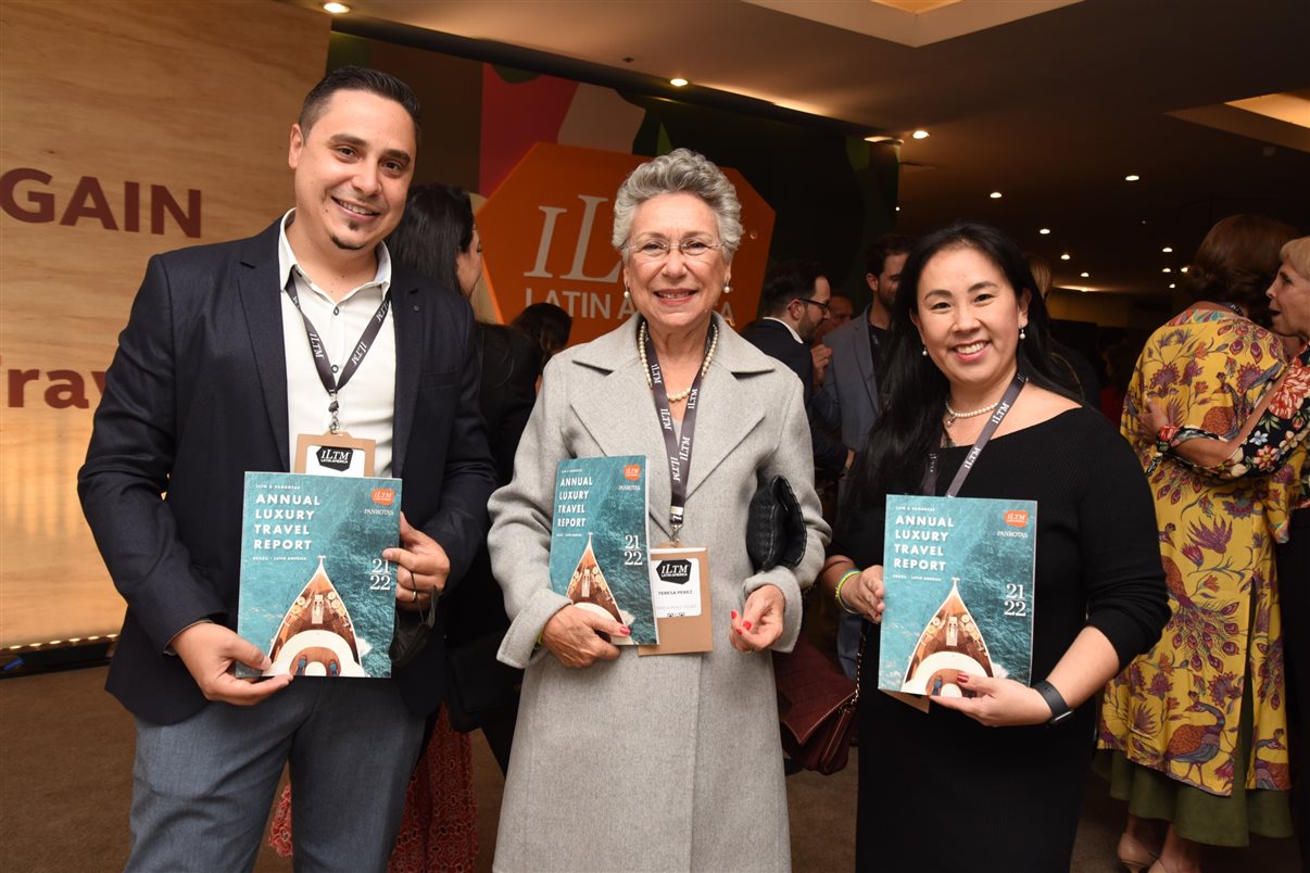 Marcelo Silva, Teresa Perez e Renata Yano, da Teresa Perez Tours, com o Annual Luxury Travel Report 2021/2022, feito em parceria pela PANROTAS e a ILTM