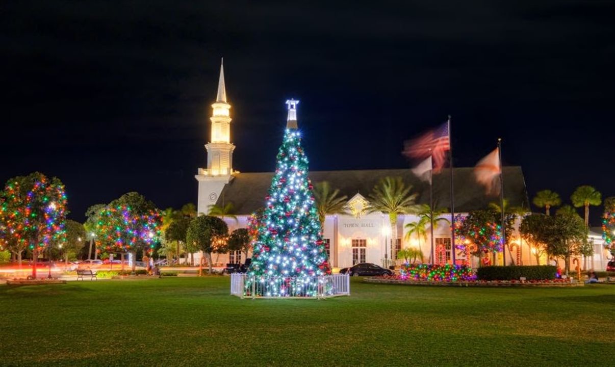 A Tradition Square fica enfeitada com a árvore de Natal e suas luzes coloridas