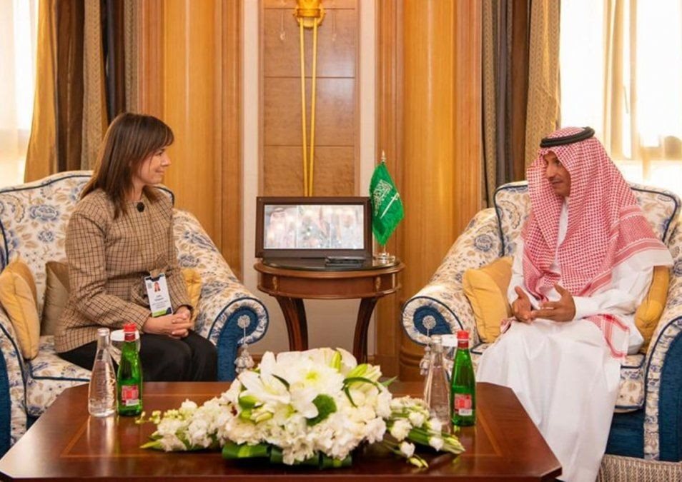 Julia Simpson, do WTTC, com Al Khateeb, do Ministério do Turismo da Arábia Saudita