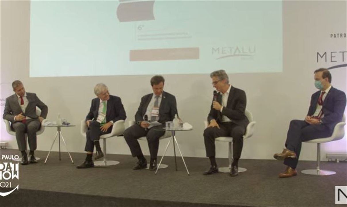 Dario Rustico (Costa), Ernani Paciornik (Náutica), Gilson Machado (MTur), Marco Ferraz (Clia) e Adrian Ursilli (MSC) durante coletiva