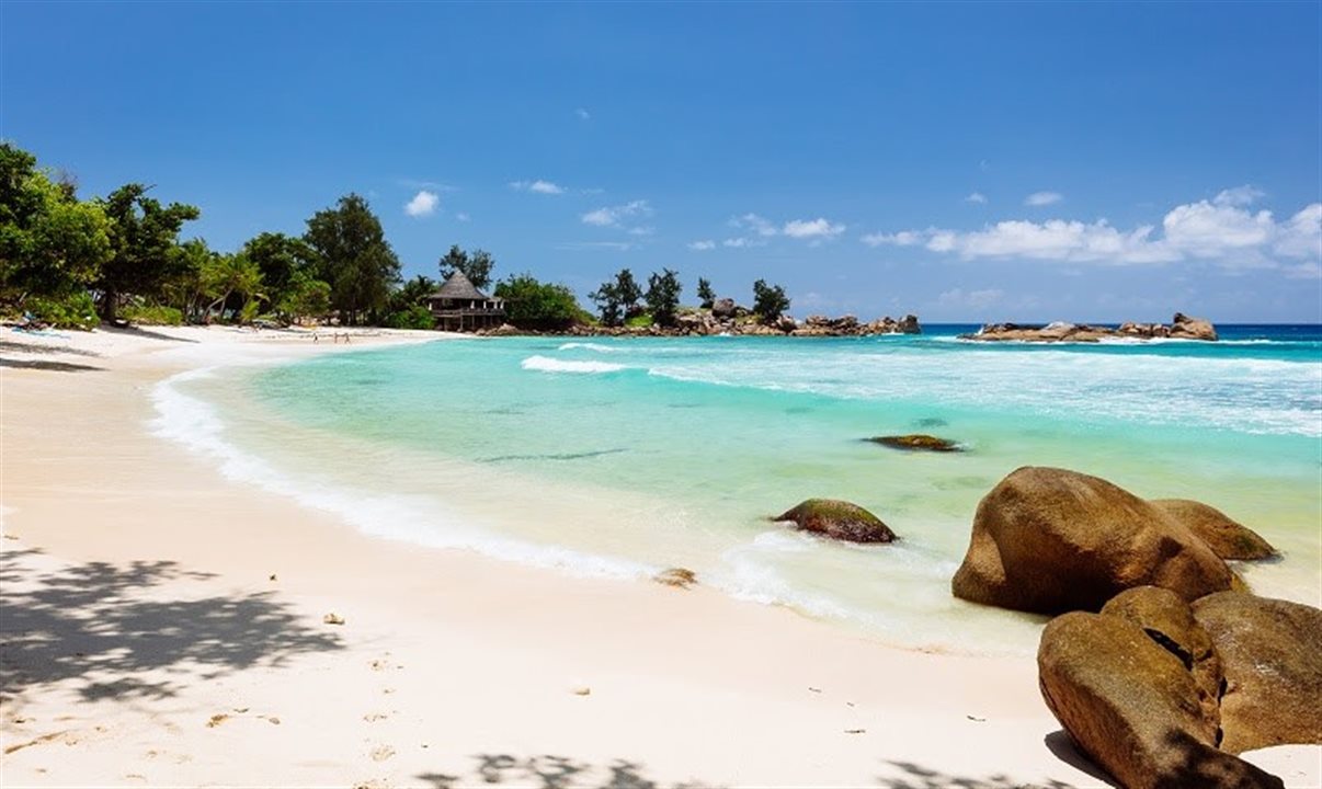 Praia na ilha de Praslin, em Seychelles