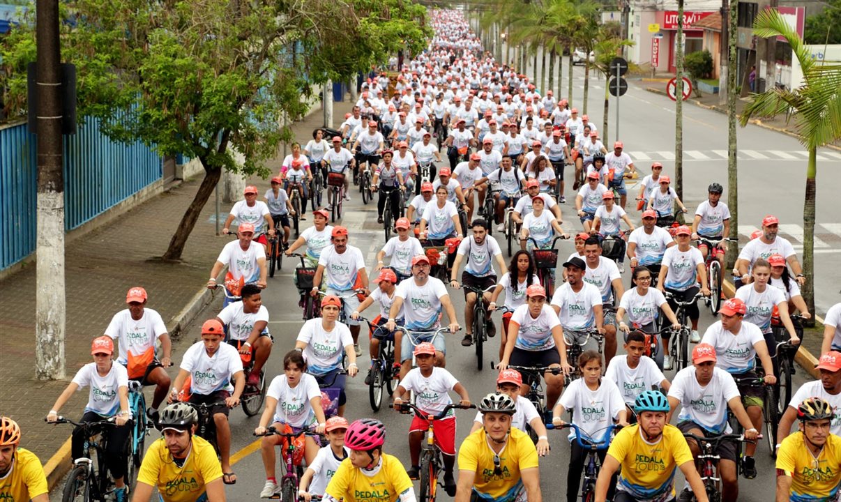 Passeio ciclístico no centro histórico carioca reabre agenda depois da pandemia com participação de 1,5 mil pessoas 