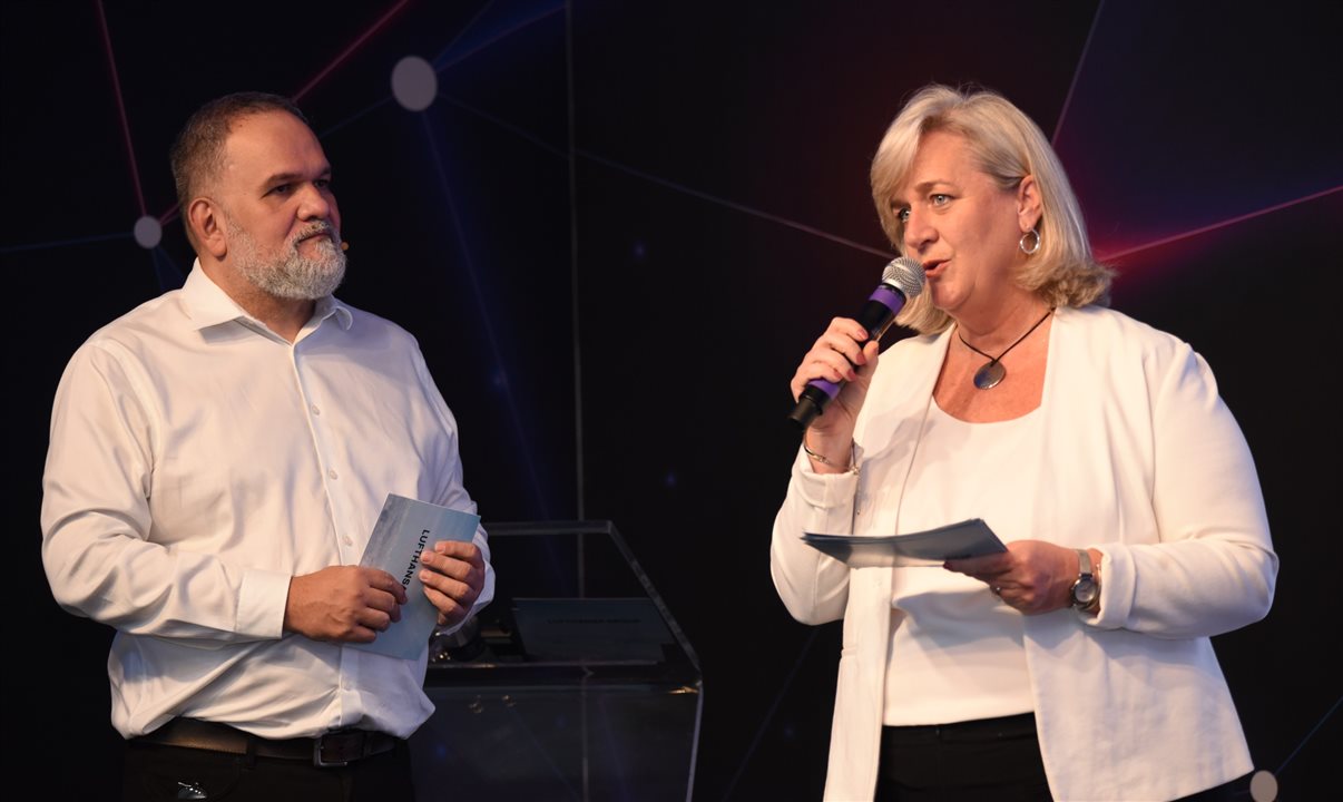 Artur Luiz Andrade, da PANROTAS, e Annette Taeuber, do Lufthansa Group, mediaram o NDC Talk Show