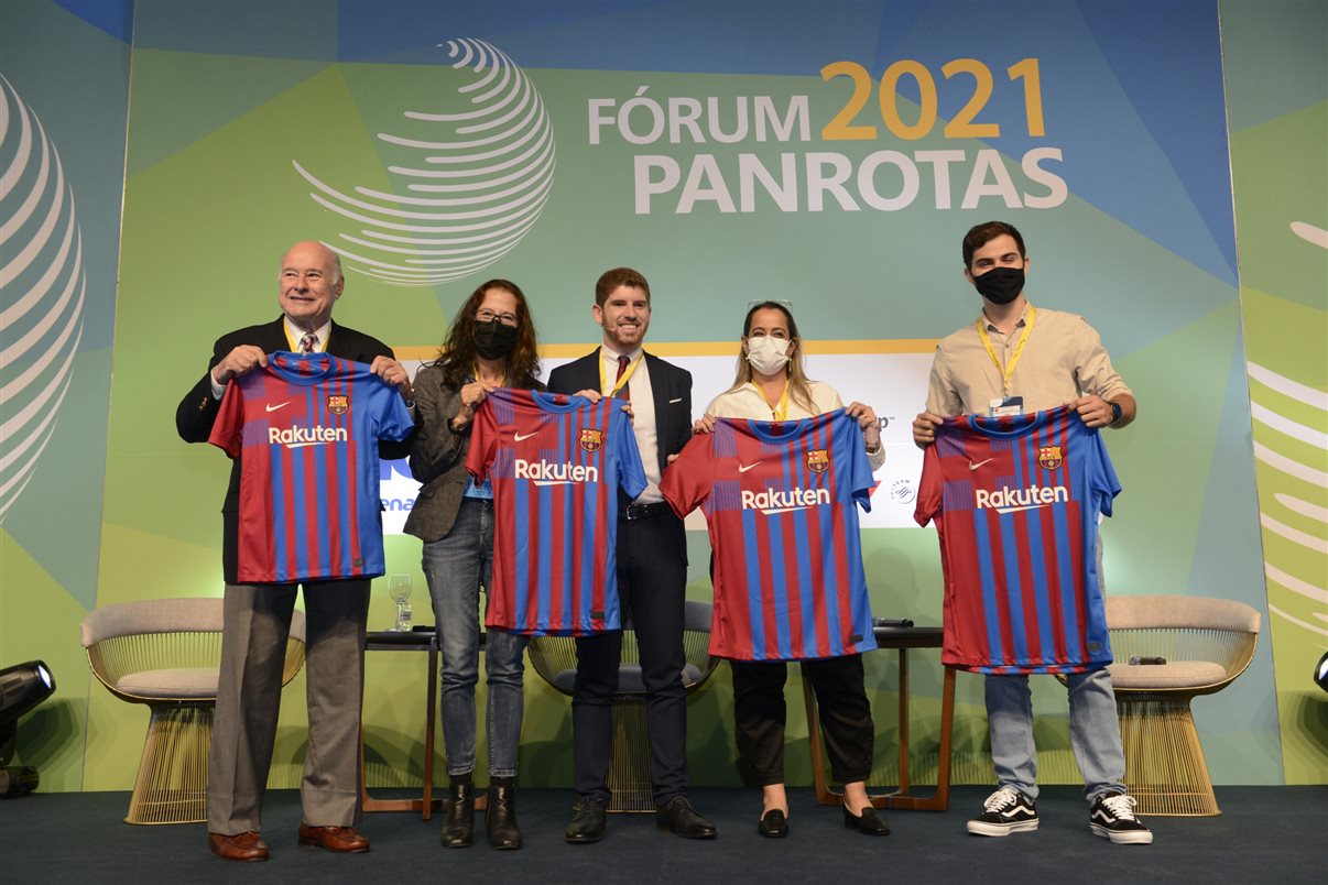 Domènec Guasch presenteou Guillermo Alcorta (PANROTAS) e outros três participantes do Fórum com camisas do Barcelona
