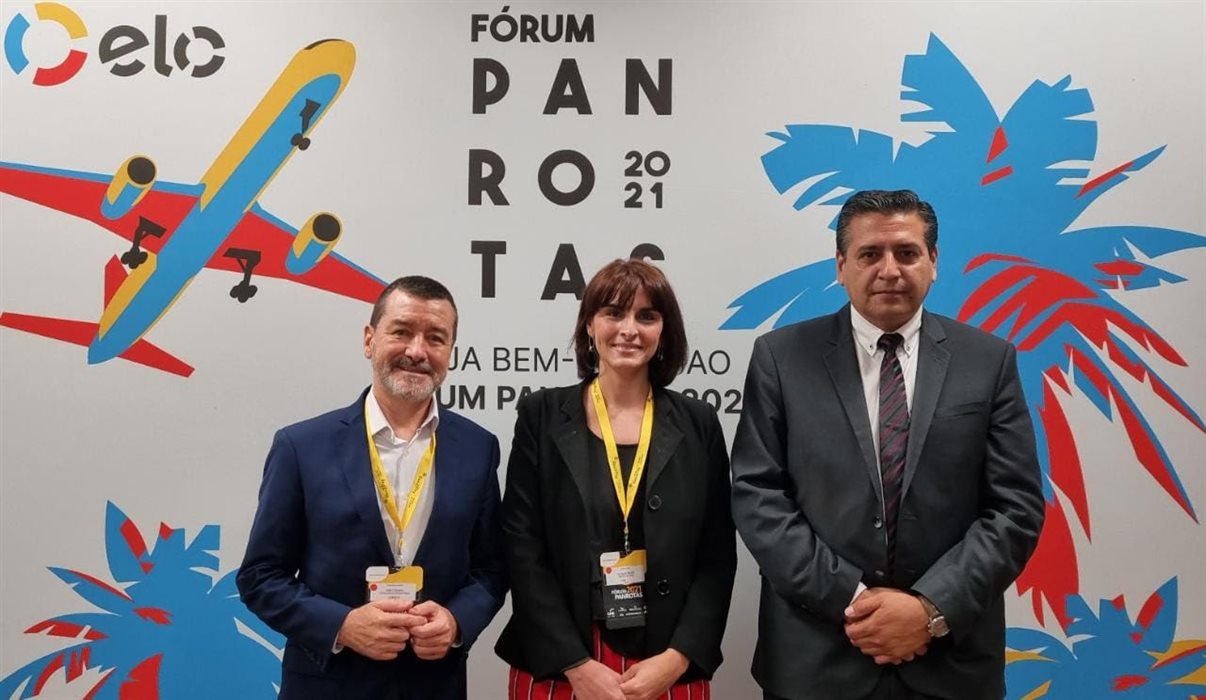 Ivan Cadahia, da Aerolíneas Argentinas, com Natalia Pisoni e Ricardo Sosa, do Inprotur