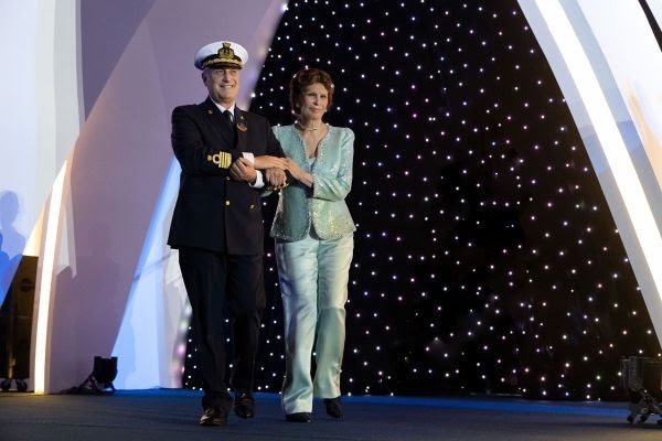 Capitão Francesco Veniero, comandante do MSC Virtuosa, e Sophia Loren
