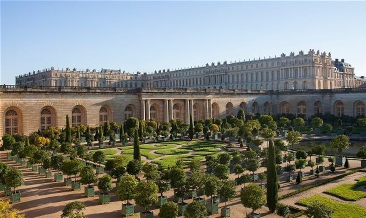 Em um dos anexos do Palácio de Versailles foi inaugurado um hotel de luxo em julho deste ano