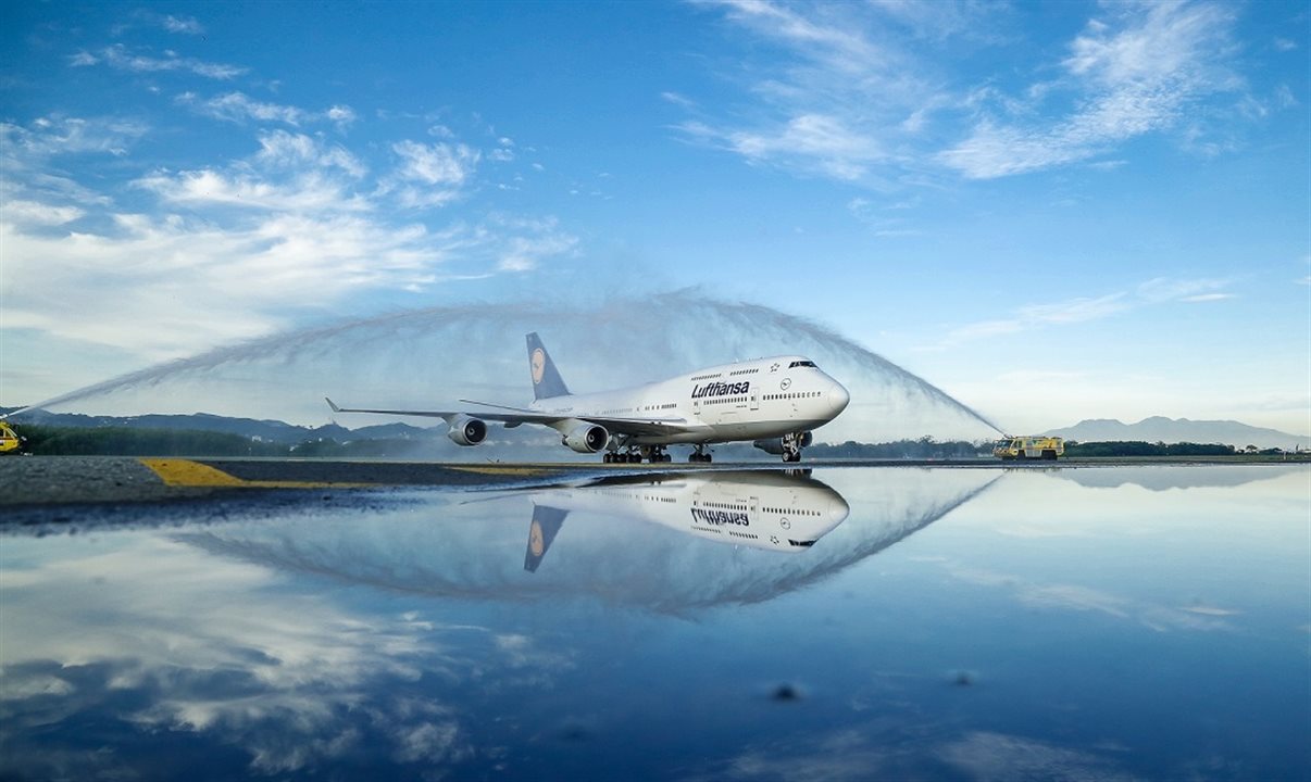 A recepção do primeiro voo da Lufthansa no RIOgaleão, depois de um ano e oito meses de hiato devido à pandemia, contou com o tradicional batismo da aeronave