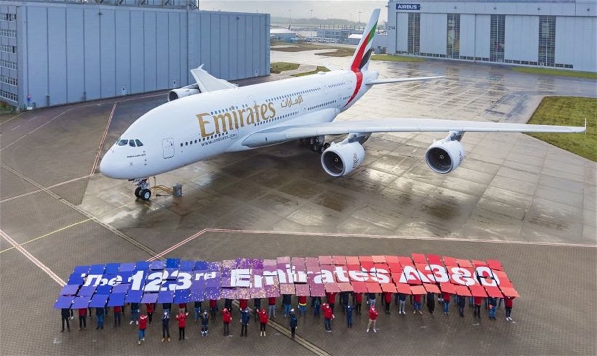 A última aeronave A380 entregue à Emirates apresenta os produtos de assinatura a bordo mais recentes da companhia aérea