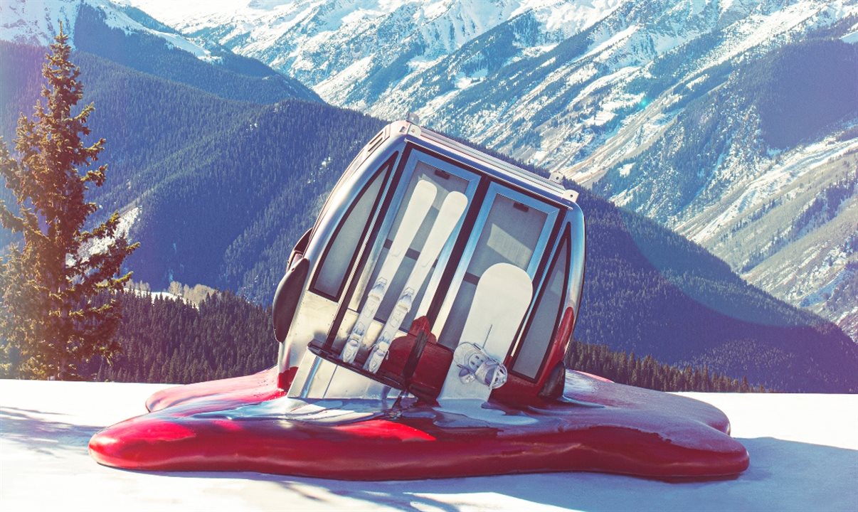 A instalação Melted Gondola foi fabricada inteiramente em Roaring Fork Valley de Aspen pelo artista Chris Erikson