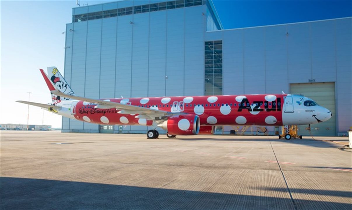 A321neo pintado em homenagem a Minnie Mouse
