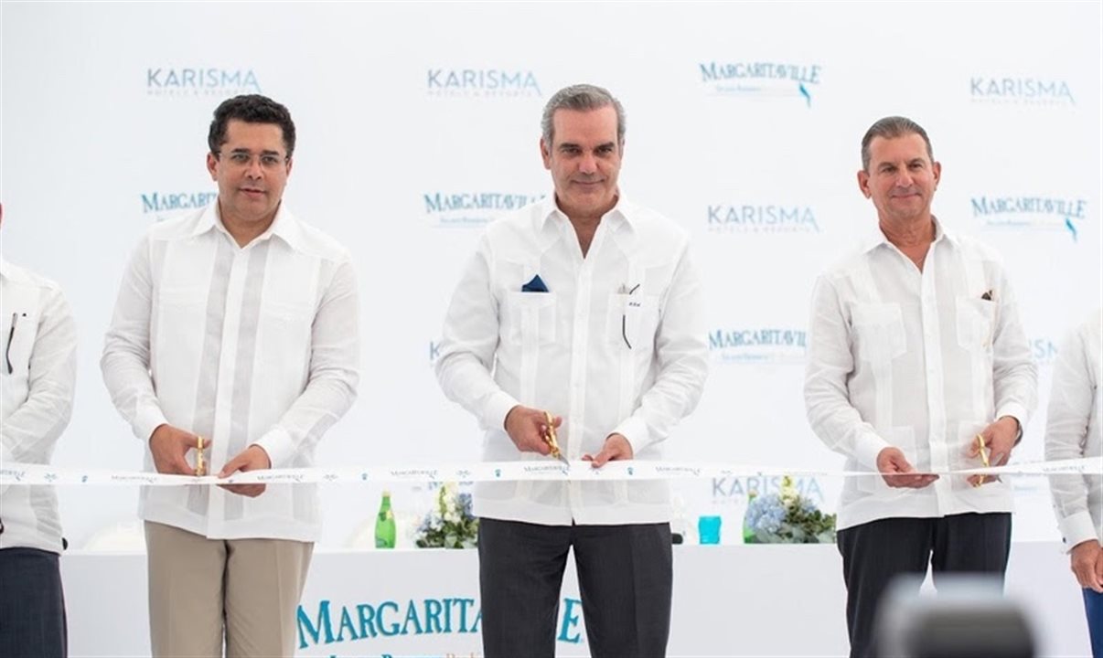 David Collado, ministro do Turismo, Luis Abinader, presidente da República Dominicana, e Rafael Feliz, CEO da Karisma Hotels & Resorts