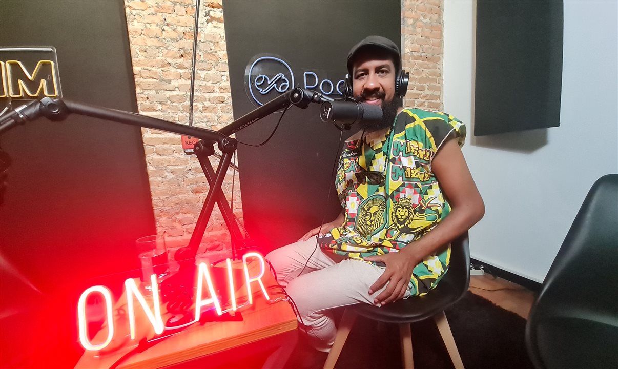 O jornalista e fundador do  Guia Negro, Guilherme Soares Dias, é o responsável pela apresentação do podcast