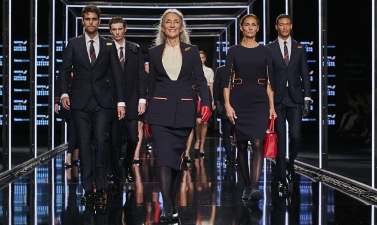 Iberia apresenta uniformes da estilista Teresa Helbig