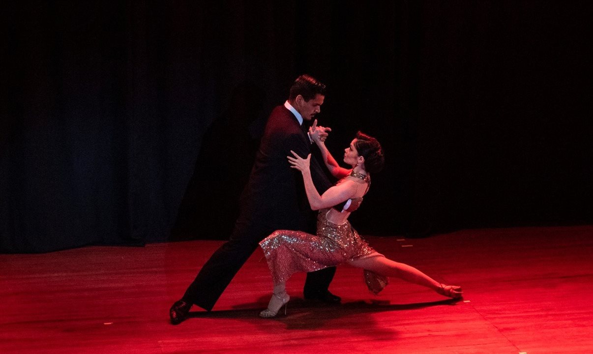 A tradicional casa de tango de Buenos Aires retomou as operações com espetáculo para 120 profissionais