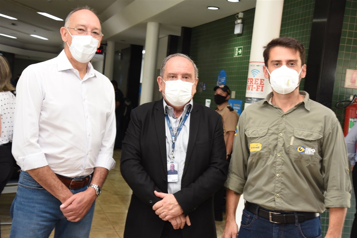 O prefeito de Ponta Porã, Hélio Peluffo, o assessor especial da Azul, Ronaldo Veras, e o presidente da Fundtur, Bruno Wendling