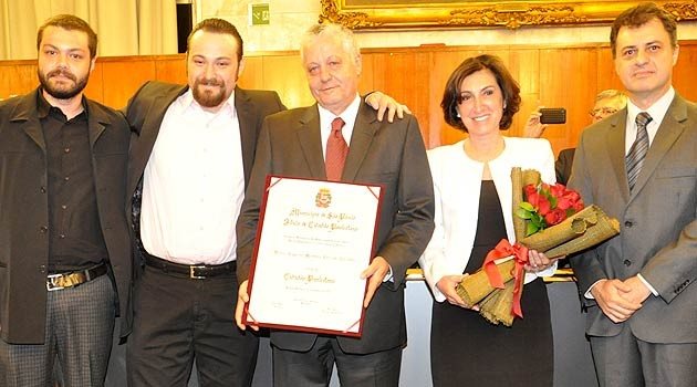 Os filhos Felipe e Victor, a esposa Maria Cristina e o vereador Abou Anni com Mário Carvalho, cidadão paulistano em 2010