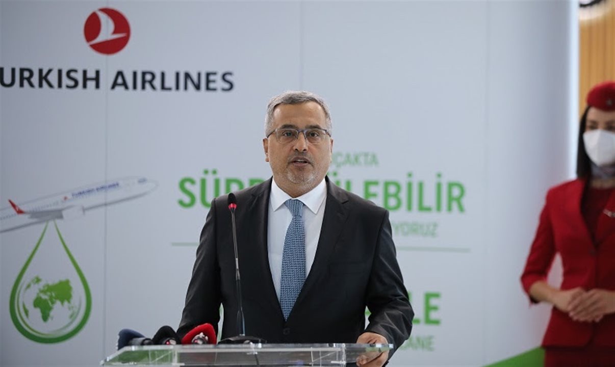 O presidente do conselho executivo da Turkish Airlines, Ahmet Bolat, apresenta o novo combustível de aviação utilizado pela companhia aérea