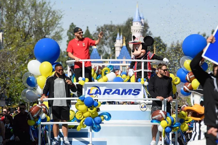 Jogadores do Los Angeles Rams comemoraram a vitória no Super Bowl na Disneyland