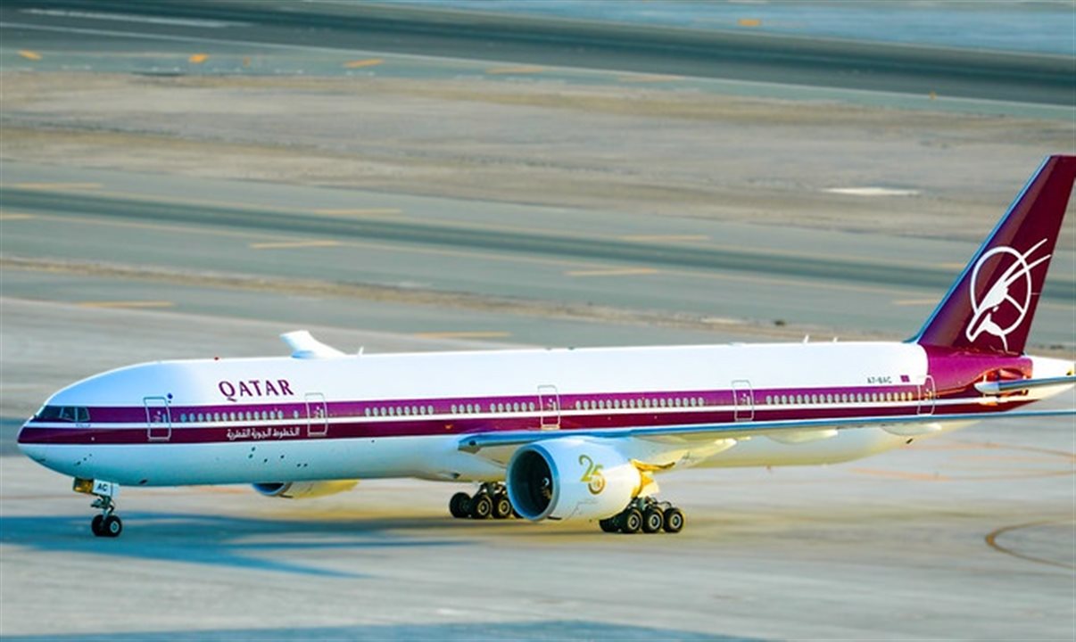 O Boeing 777-300 estilizado homenageia os primeiros em operação pela Qatar