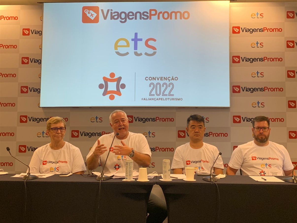 Barbara Picolo e Michael Barkoczy, da ETS, com Renato Kido e Renato Alves, da ViagensPromo