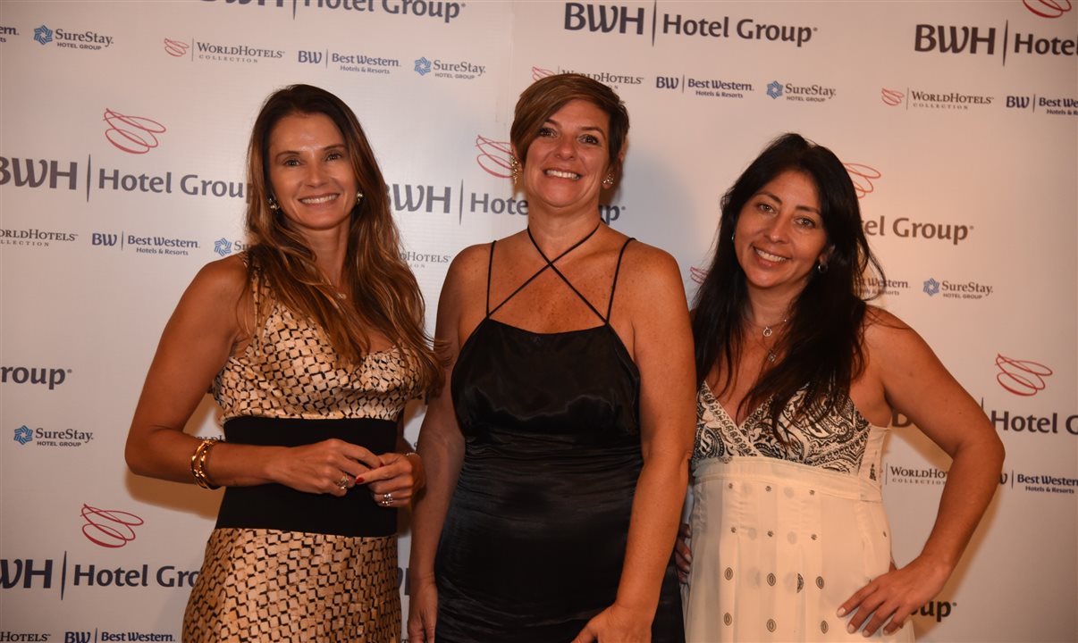 Viviane Amadei, do BWH Hotel Group, entre Giovana Jannuzzelli e Sandra Veloso, da Alagev