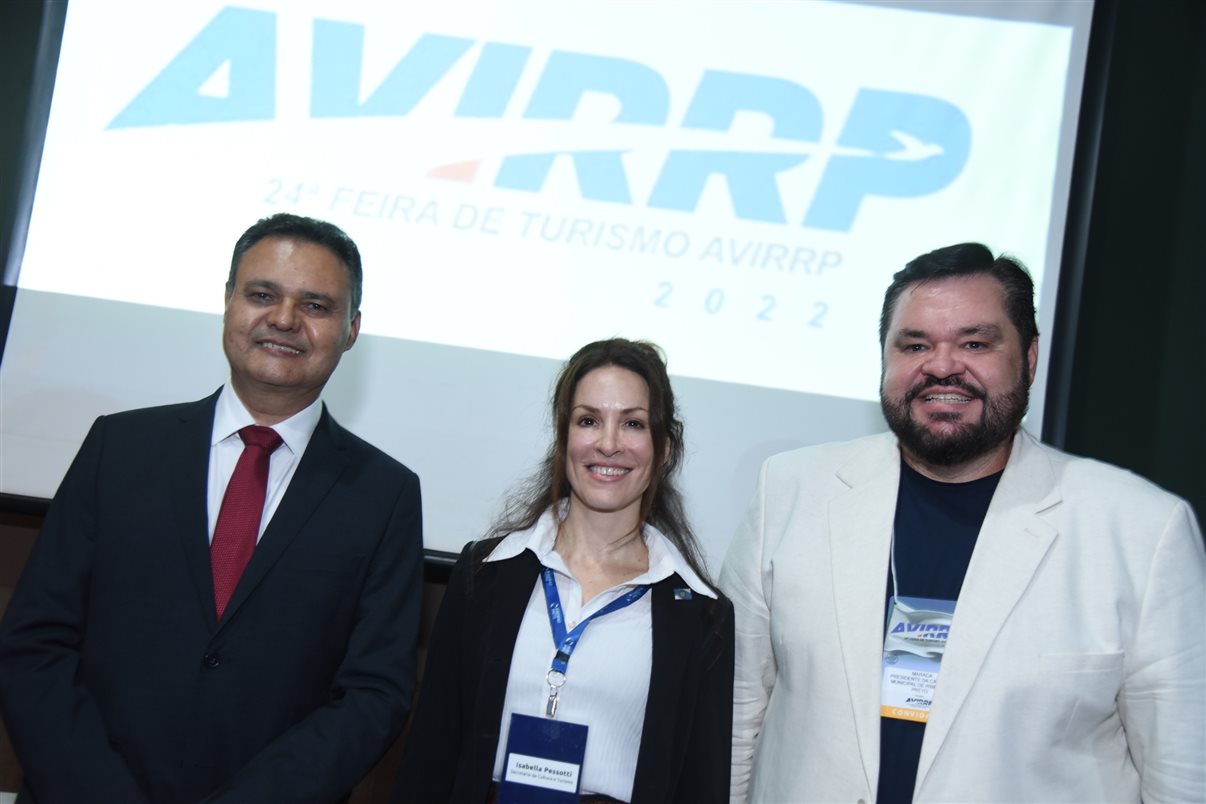 Assis Leite, da Avirrp, Isabela Pessoti, secretária municipal de Turismo de Ribeirão Preto, e Alessandro Maraca, presidente da Câmara municipal da cidade de Ribeirão Preto