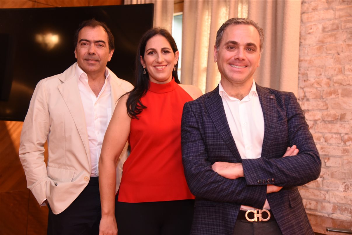 Tomás Perez, CEO da Teresa Perez Tours, com Julie Danziger e Jack Ezon, sócios-diretores da Embark Beyond