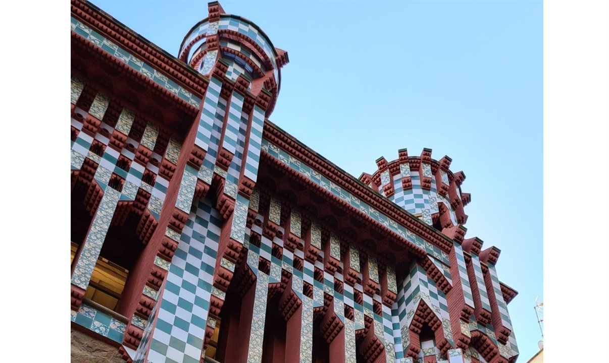 A Casa Vicens, primeira obra projetada pelo arquiteto espanhol, Antoni Gaudí, está aberta para visitação