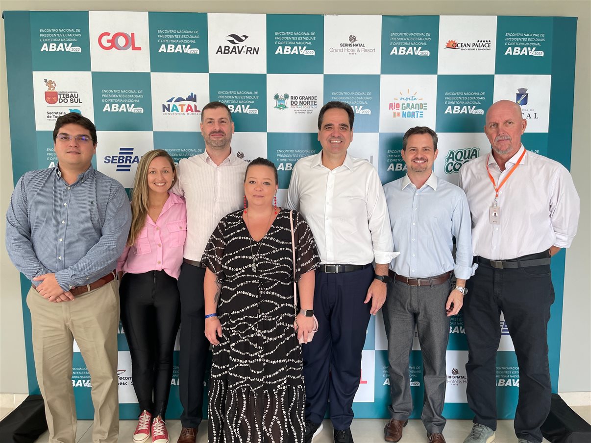 Rafael Pinotti, Kamila Menezes, Gabriel Hallak, Heloisa Luvizeto, Edu Bernardes, Renzo Mello e Breno Dornelles, time da Gol na reunião da Abav