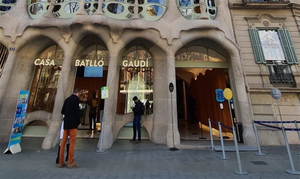 O tour oferece aos visitantes uma viagem à mente do arquiteto Antoni Gaudí por meio de arte e tecnologia