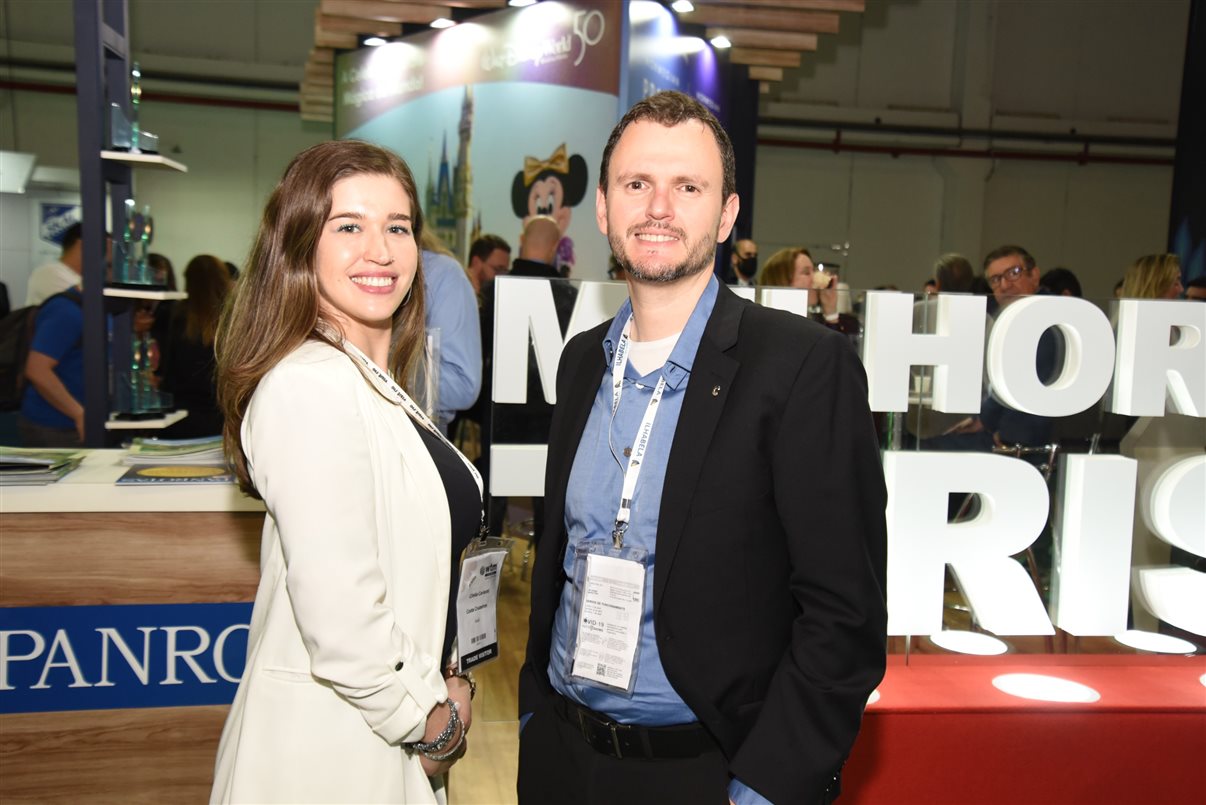 A head de Marketing Digital e Novos Canais de Venda da Costa Cruzeiros, Cintia Carlotti, com o diretor comercial Brasil, Ruy Ribeiro
