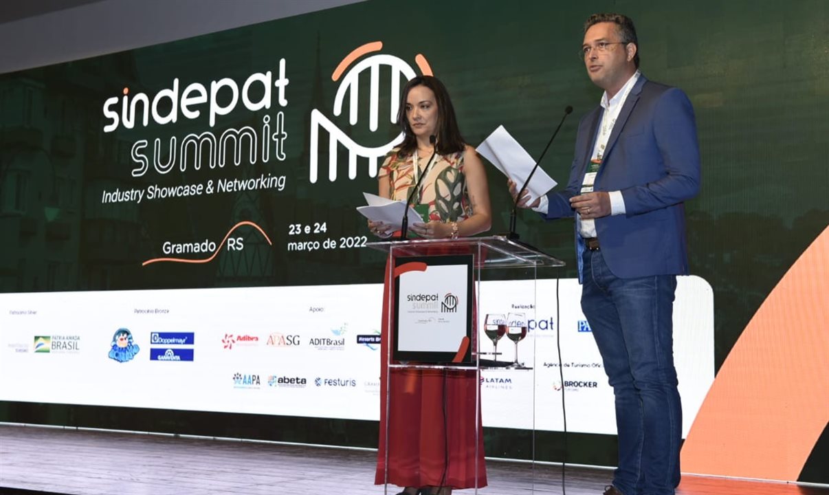 Carolina Negri e Murilo Pascoal comandaram o Sindepat Summit em Gramado