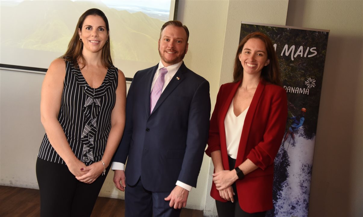 Fernando Fondevila, CEO, entre Luciana Kramer, gerente de Vendas Lazer, e Lorena Correal, gerente de Alianças Estratégicas da Promtur, Turismo do Panamá